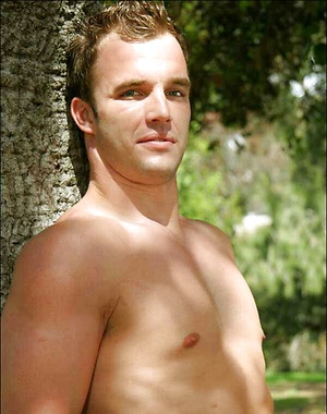 Hot muscle hunk Beaux posing naked