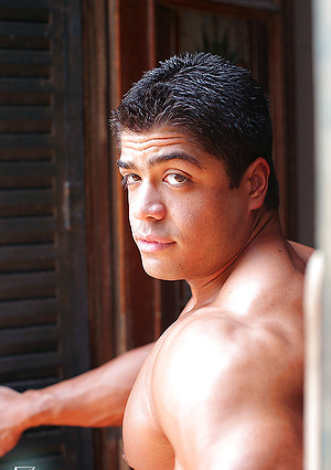 Latin bodybuilder Bruno Divino photos by Muscle Gallery image 9