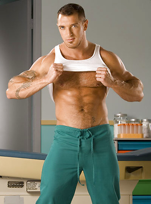 Hot muscle man Francesko D'Macho stripping