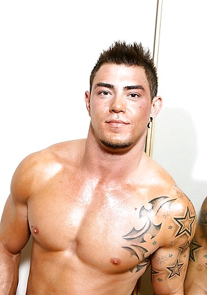 Muscled hunk Carl