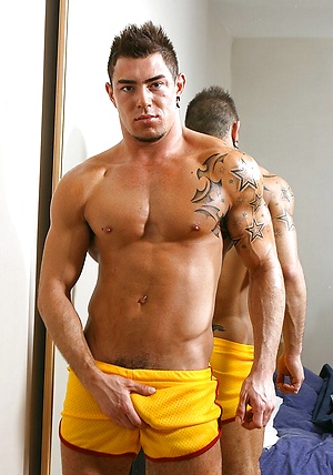 Muscled hunk Carl by UKNakedmen image 12