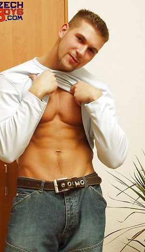 Muscle man posing and jerking off by Czech Boys image 2
