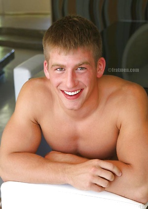 Muscled stud Payne naked by Frat Men image 2