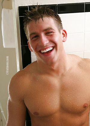 Muscled stud Payne naked by Frat Men image 9
