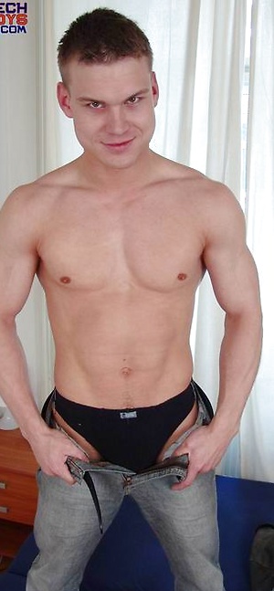 Muscled twink jacking off