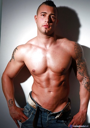 body builder posing nude by Male Model image 5