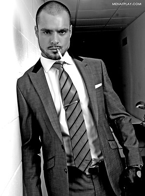 L'Homme dans L'Ombre, Starring Issac Jones