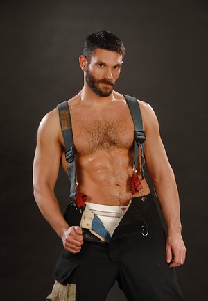 Brunette muscle man Bob Hager