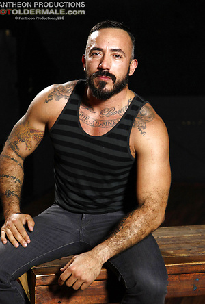 Muscle dude Alessio Romero strokes dick