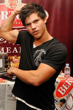 Taylor Lautner by Male Stars image 13